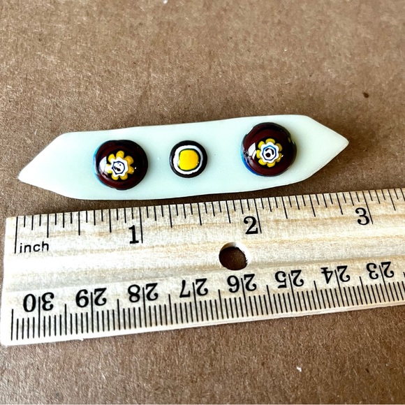 3” glass bar pin. Very good condition. Shades of off-white, brown and yellow. - Picture 4 of 4